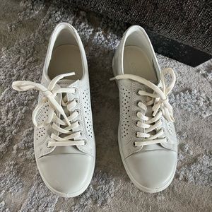 Ecco Soft 7 off white shoe. Size 7 EU 38
